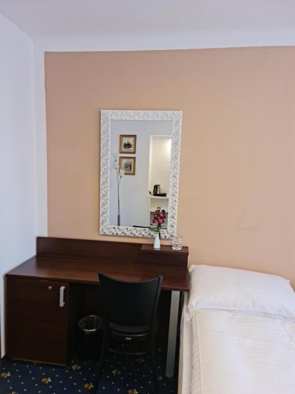 Double Room image 2