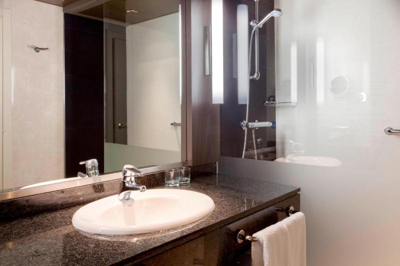 Executive Twin Room with Lounge Access and Parking included image 4