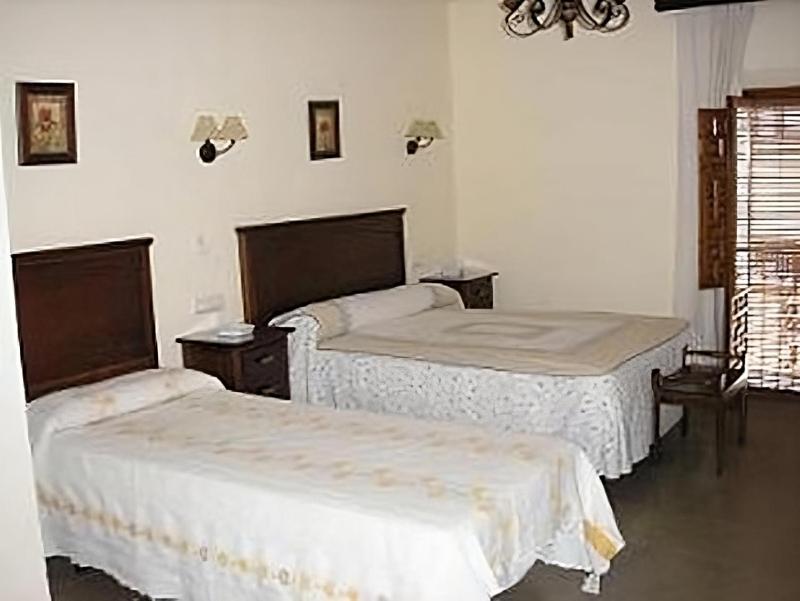 Quadruple Room with Private Bathroom image 3
