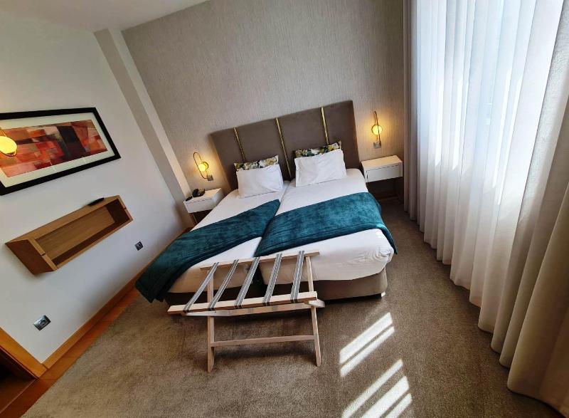 Twin Room image 4