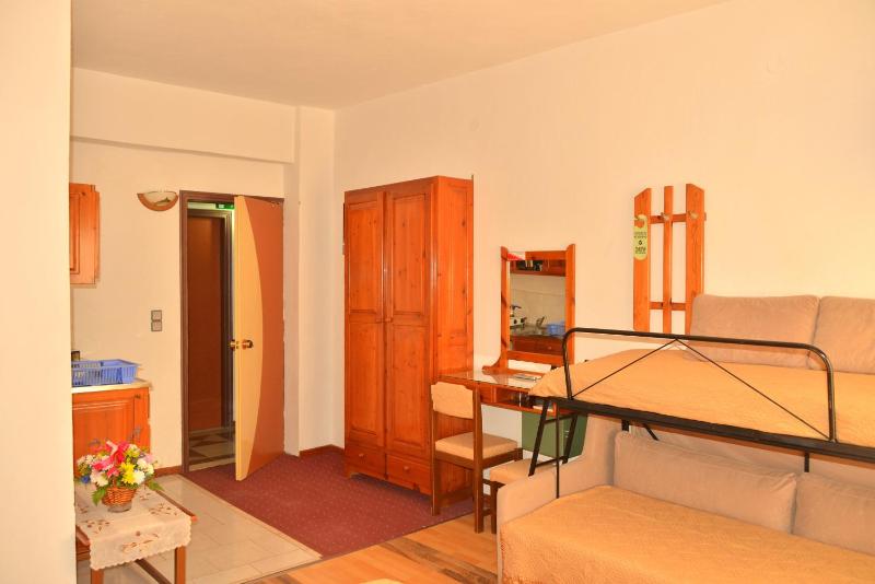 Quadruple Room image 4