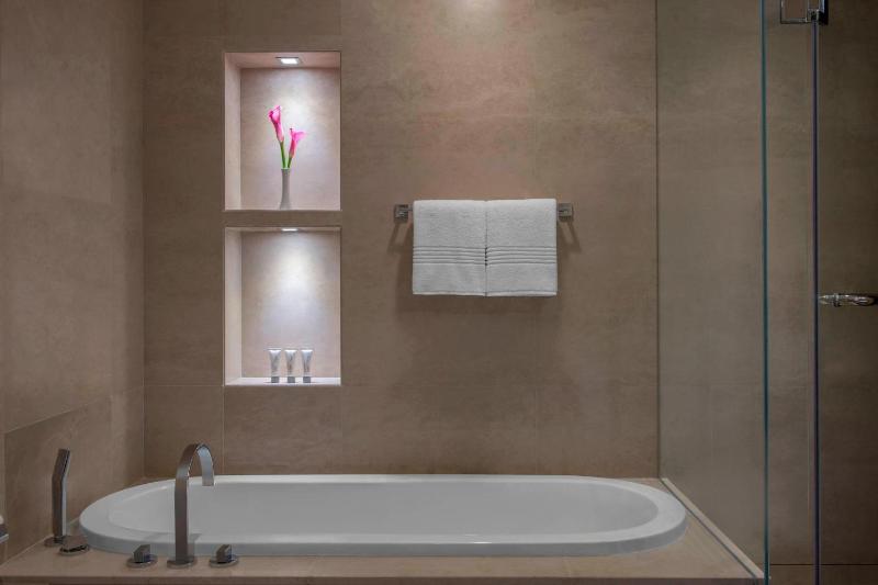 Corner City View, Guest room, 1 Queen image 4