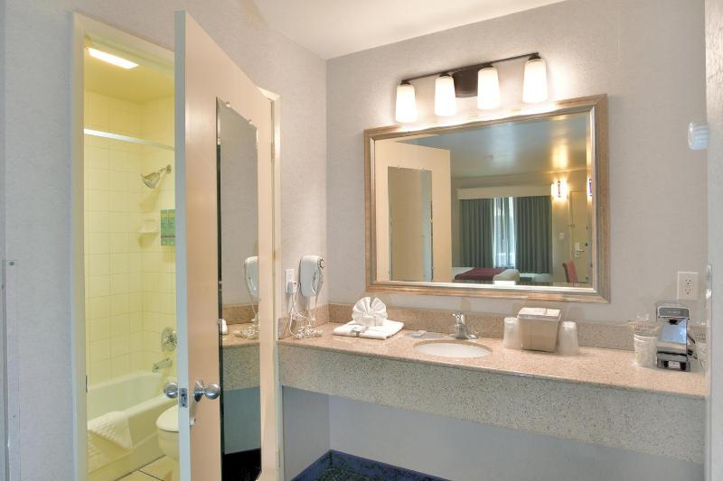 King Room - Non-Smoking image 2