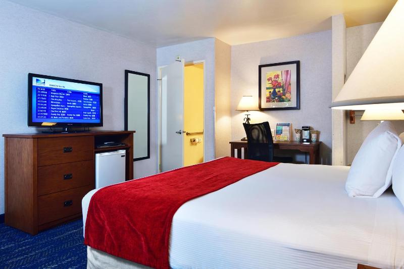 King Room with Roll-In Shower - Disability Access image 4
