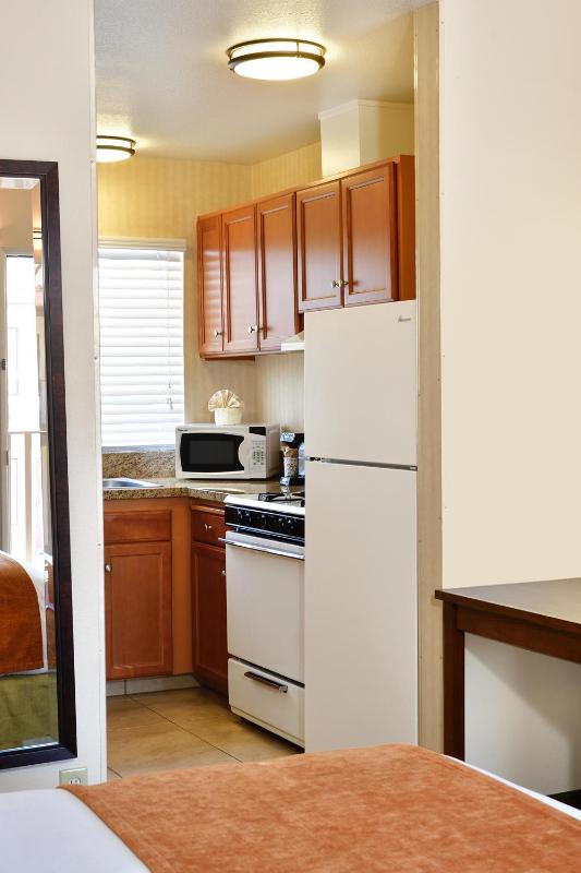 King Room with Kitchen - Non-Smoking image 3