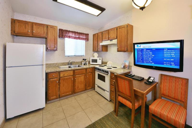 Queen Room with Kitchen - Non-Smoking image 3