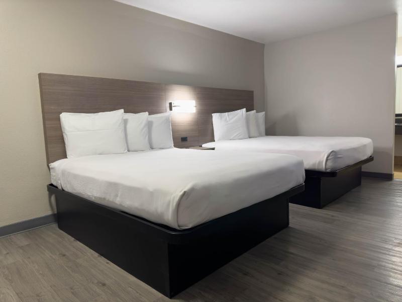 Queen Room with Two Queen Beds - Non-Smoking image 1