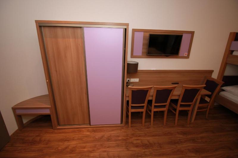 Deluxe Quadruple Room image 2