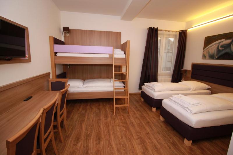 Deluxe Quadruple Room image 3