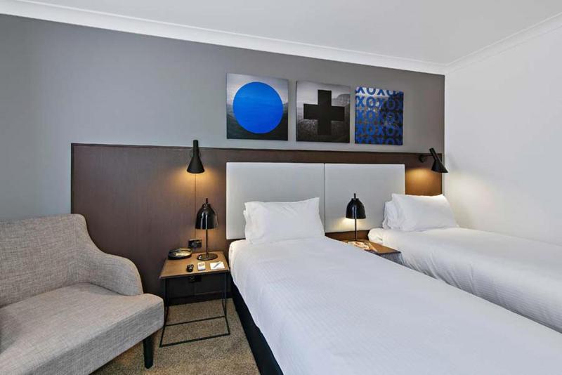 Superior Twin Room image 3