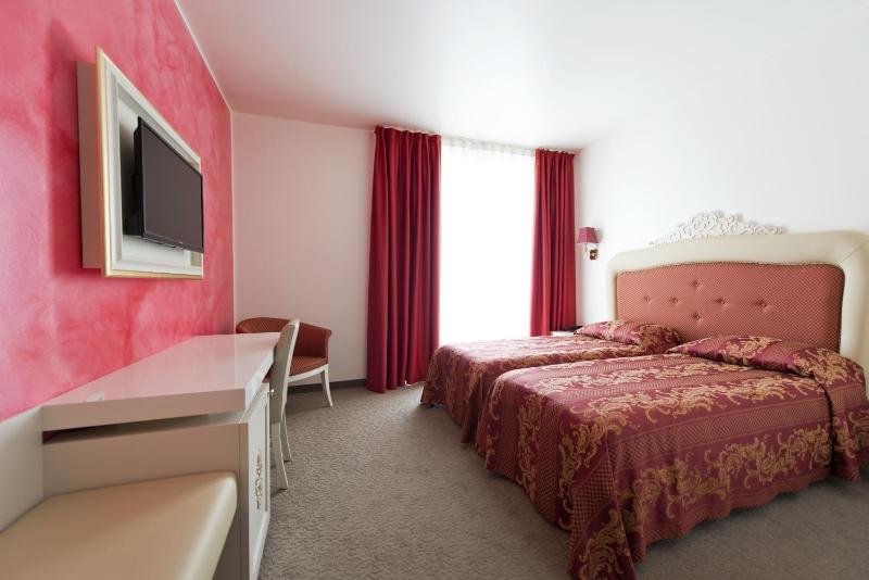 Double or Twin Room image 3