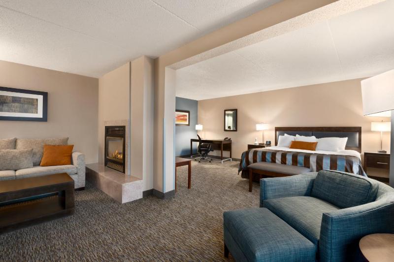 Deluxe King Suite - Non-Smoking image 3