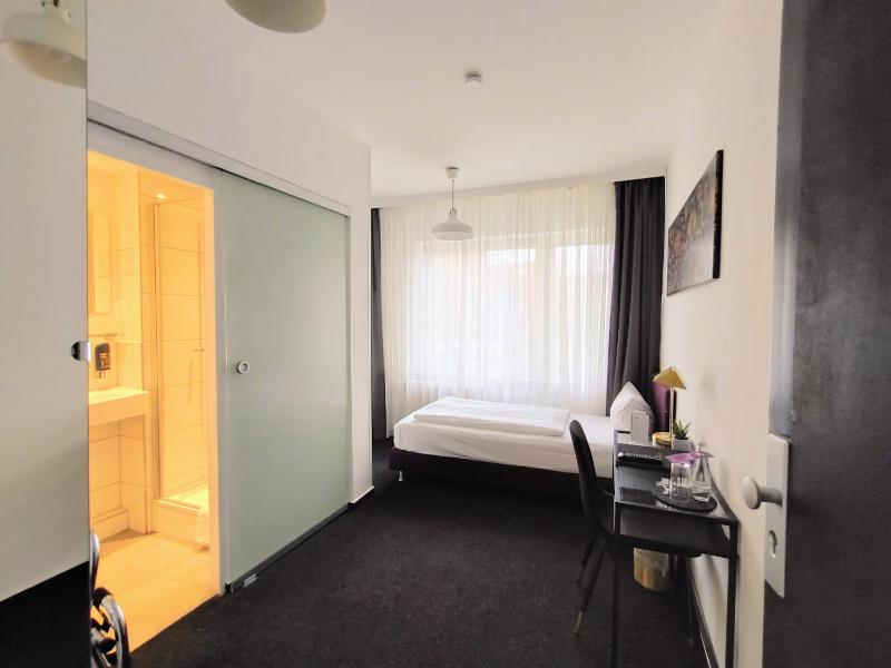 Standard Single Room image 4