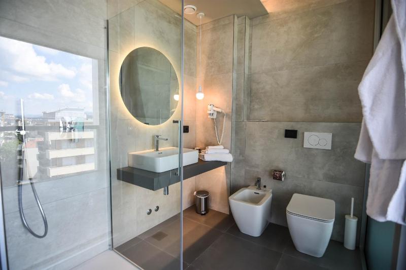 Waldorf Suite Hotel - image 9