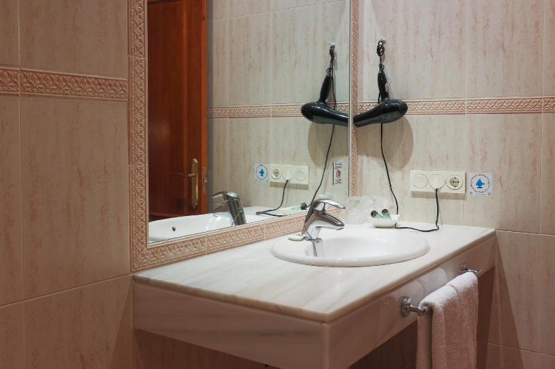 Double or Twin Room image 4