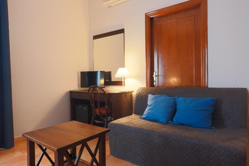 Double Room with Extra Bed image 2