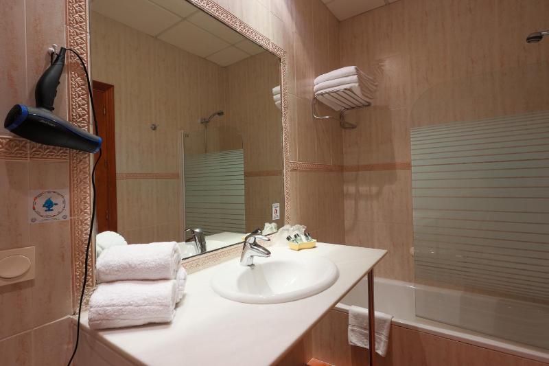 Double Room with Extra Bed image 4