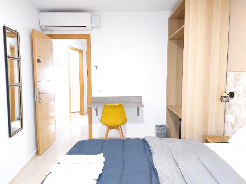 Standard Double Room with Shared Bathroom image 2