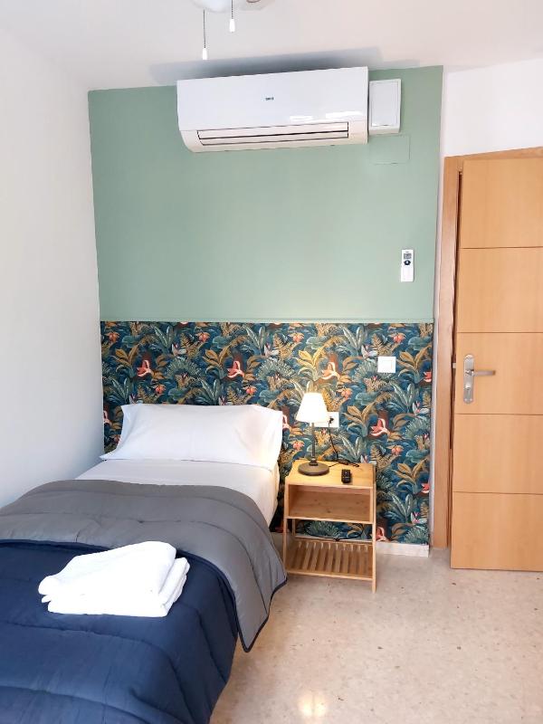 Single Room with Shared Bathroom image 3
