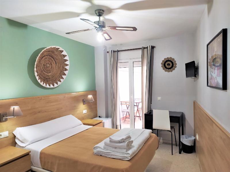 Standard Double Room with Shared Bathroom image 1