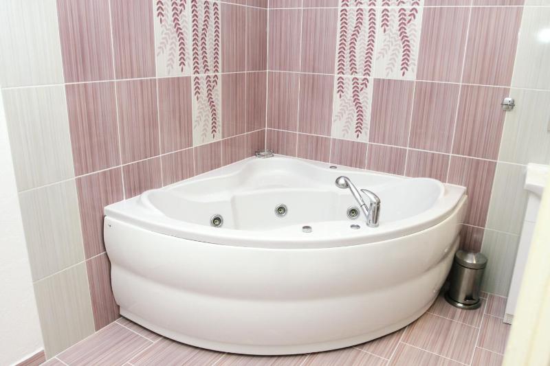 Deluxe Double Room with Bath image 2