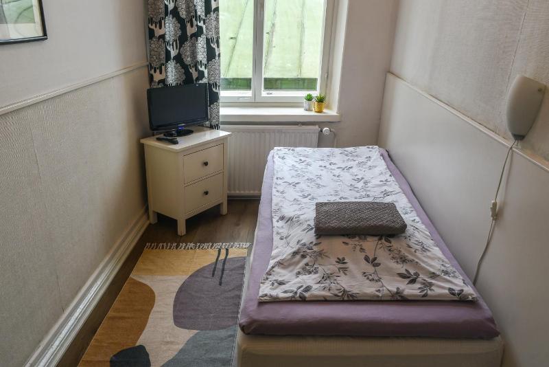 Single Room with Shared Bathroom image 4