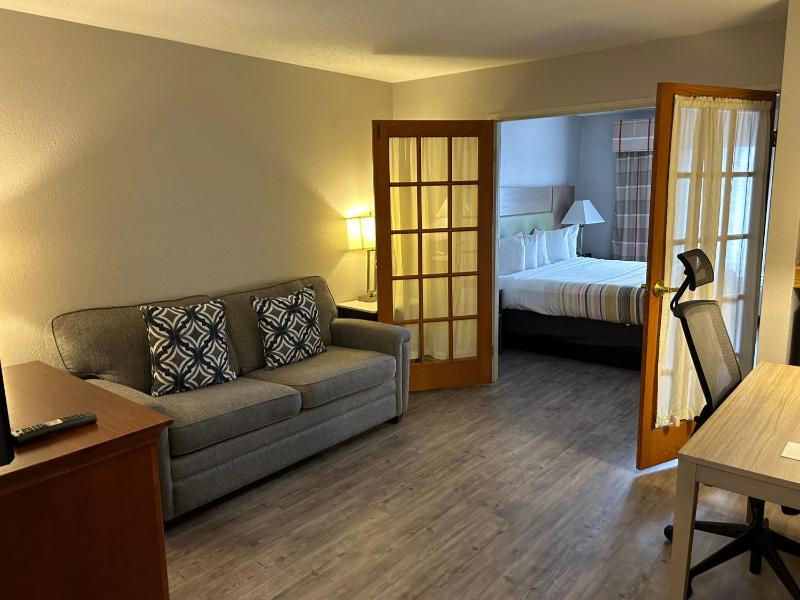King Suite - Non-Smoking image 3
