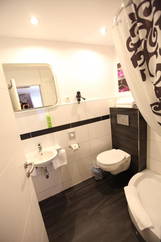 Economy Double Room image 3
