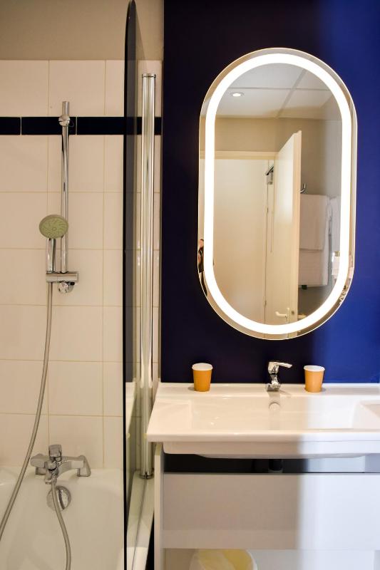 Standard Room with One Double Bed and One Single Bed image 4