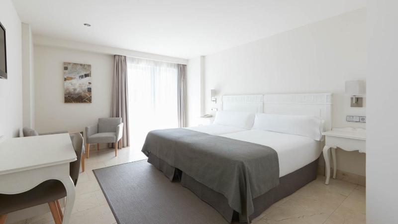 Double or Twin Room image 3