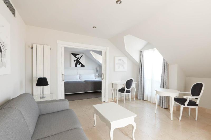 Deluxe Double Room with Extra Bed image 4