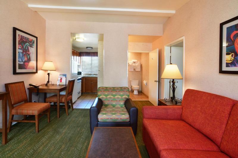 Queen Suite with Queen Beds - Non-Smoking image 2