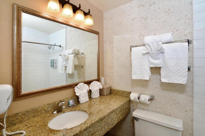 Queen Room with Kitchen - Non-Smoking image 2