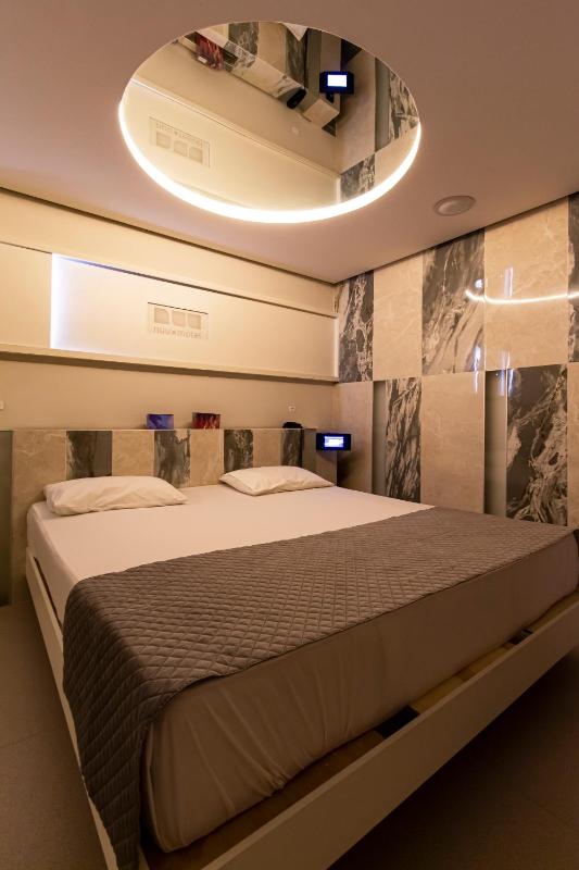 Nuu Motel - image 30
