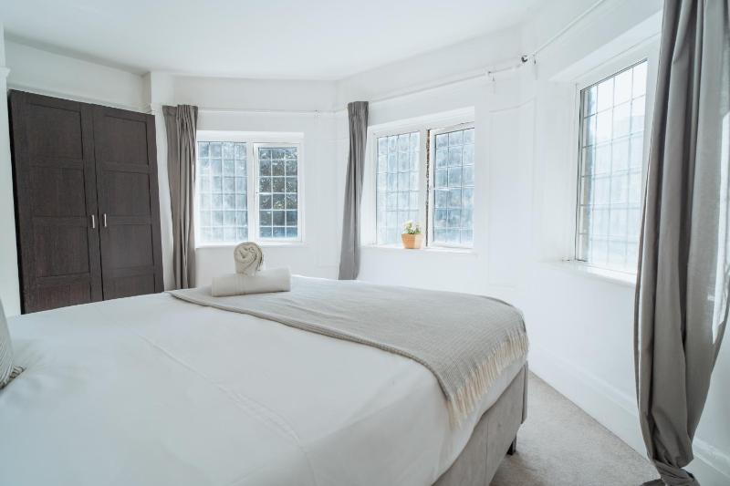 East Cliff Manor - image 3