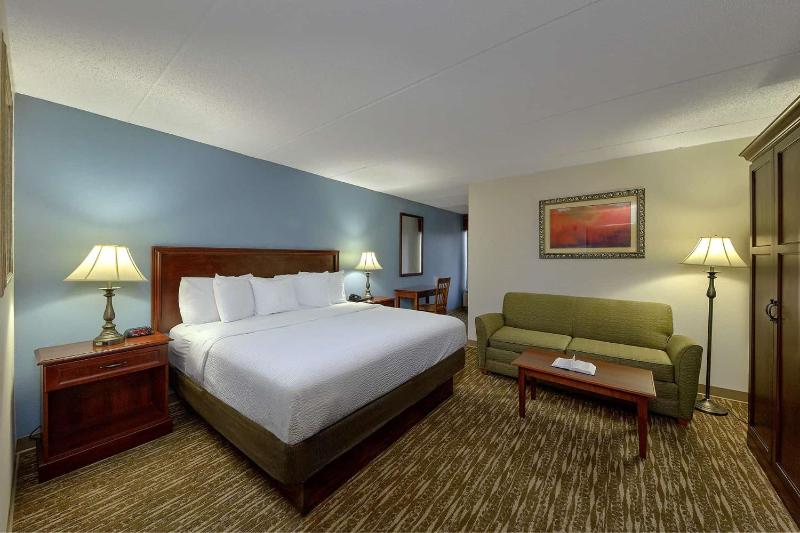 Standard King Room image 2