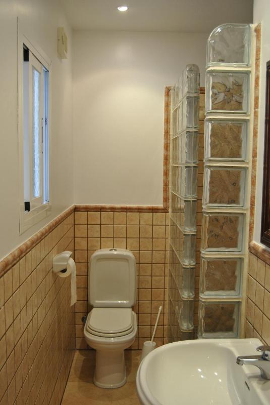 Single Room with Shared Bathroom image 4