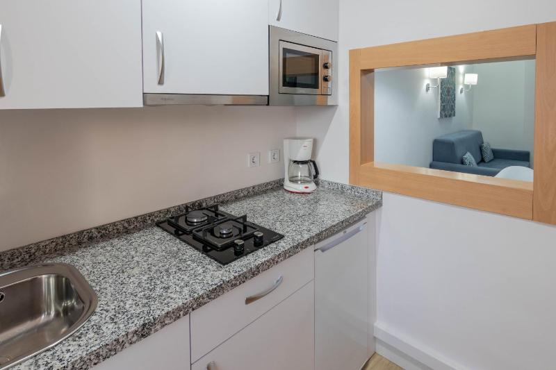One-Bedroom Apartment with Sea View image 4