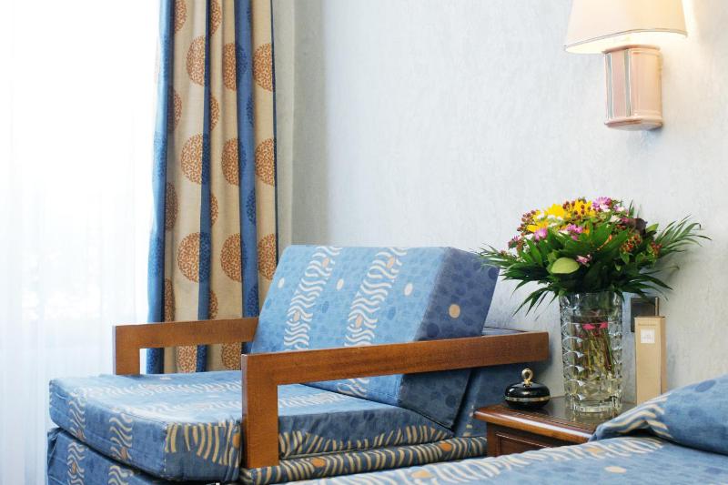 Standard Twin Room with Sofa image 2