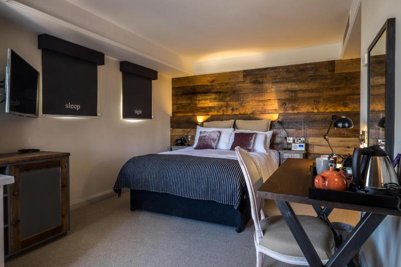Double Room with Balcony image 3