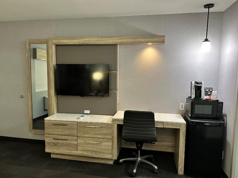 Queen Room with Roll-In Shower - Accessible/Non-Smoking image 2