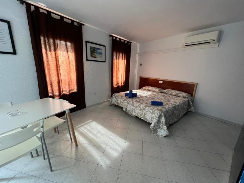 Apartaments Monjardí - image 13