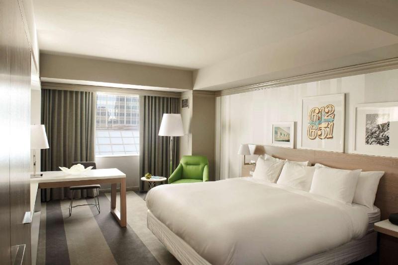 Deluxe King Room image 3