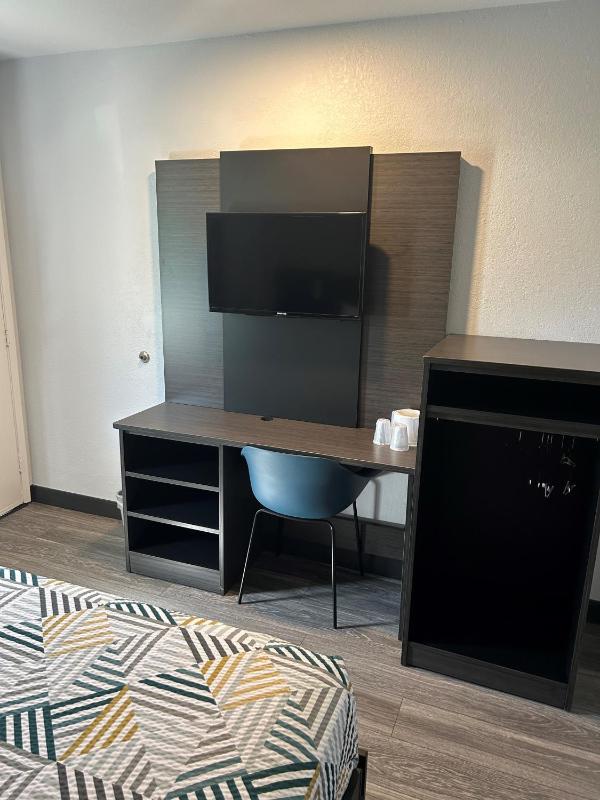 Queen Room - Disability Access image 2