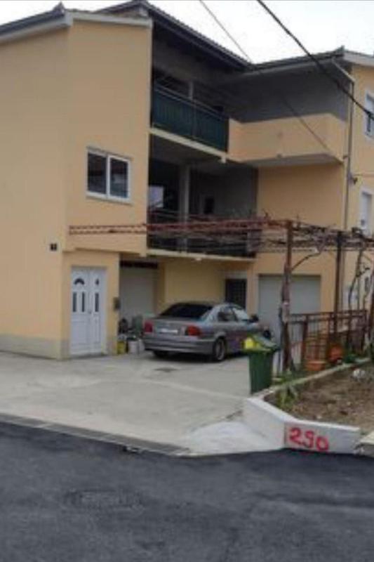 Apartments with parking space Kastel Stafilic Kastela - 21012 - image 1
