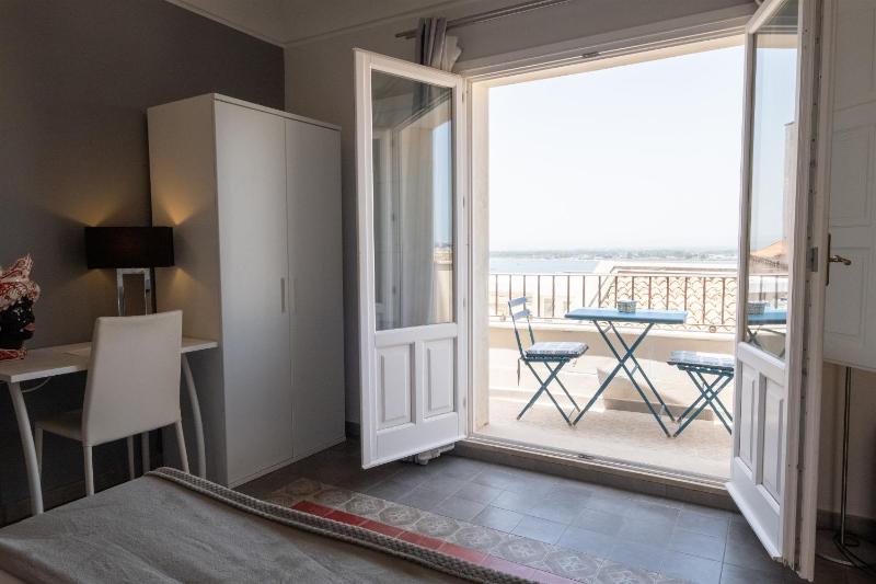Deluxe Double Room with Sea View image 4
