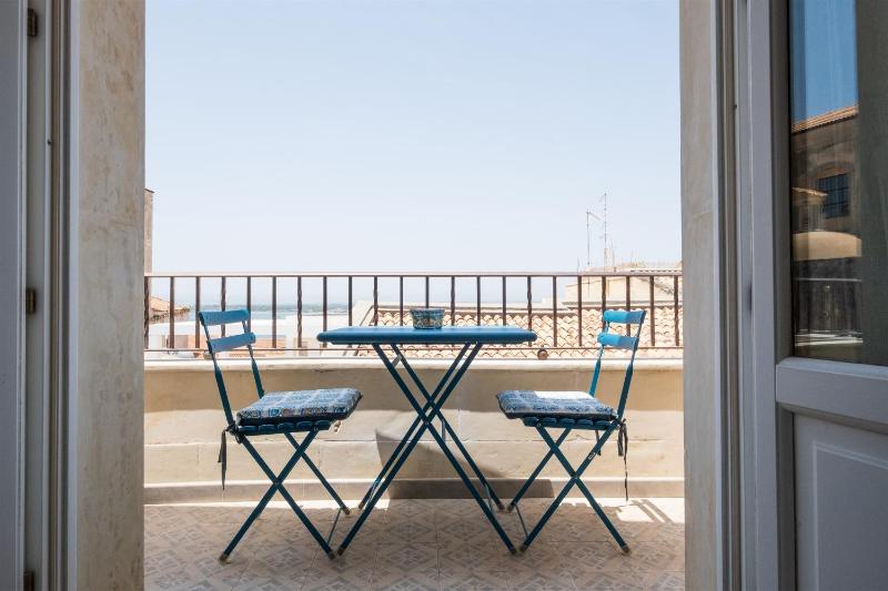 Deluxe Double Room with Sea View image 3