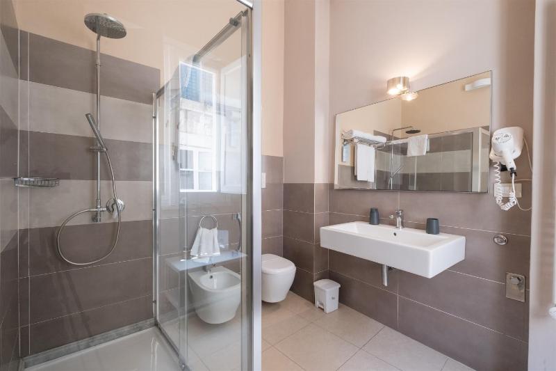 Standard Double Room image 3