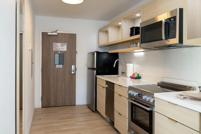 One-Bedroom Queen Suite image 4