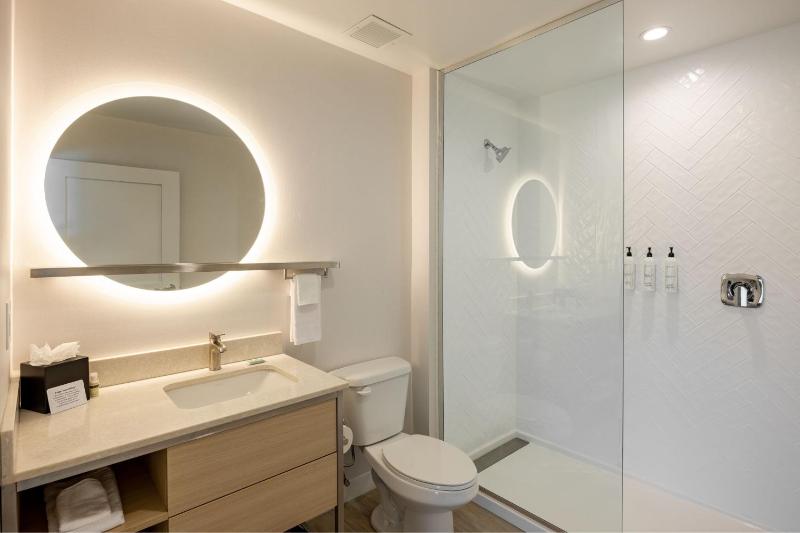 One-Bedroom Queen Suite image 2